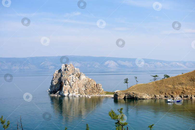 Скачать летний пейзаж с озером, скалой и кораблем на воде фотосток Ozero