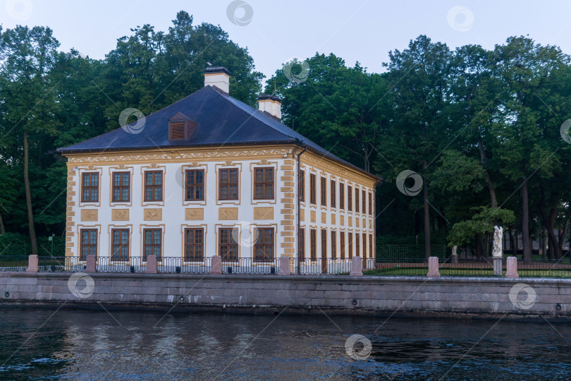 Скачать Летний дворец Петра Великого на берегу реки Фонтанки в Санкт-Петербурге во время белой ночи фотосток Ozero