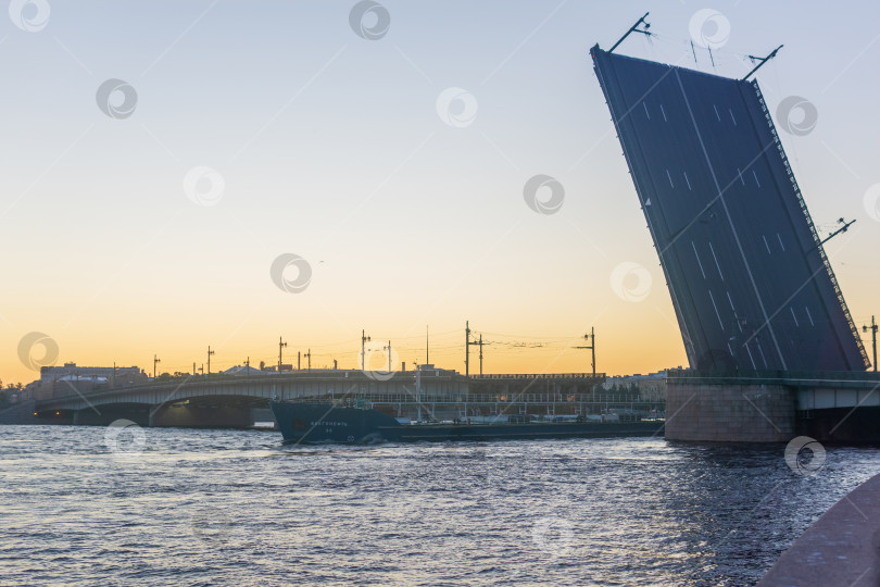 Скачать корабль проходит под поднятым Литейным мостом в Санкт-Петербурге белой ночью фотосток Ozero