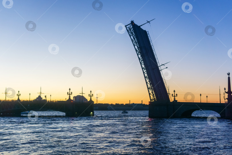 Скачать поднятый Литейный мост в Санкт-Петербурге белой ночью фотосток Ozero