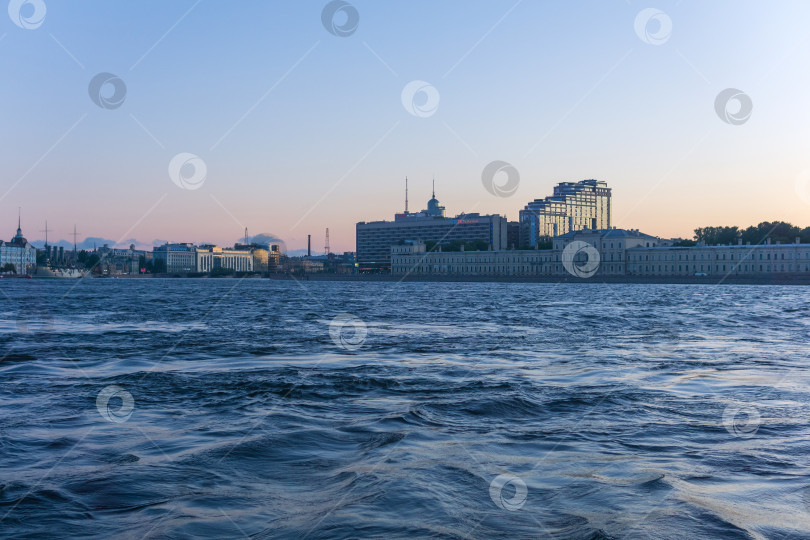 Скачать городской пейзаж и вид на Неву в Санкт-Петербурге во время Белых ночей фотосток Ozero