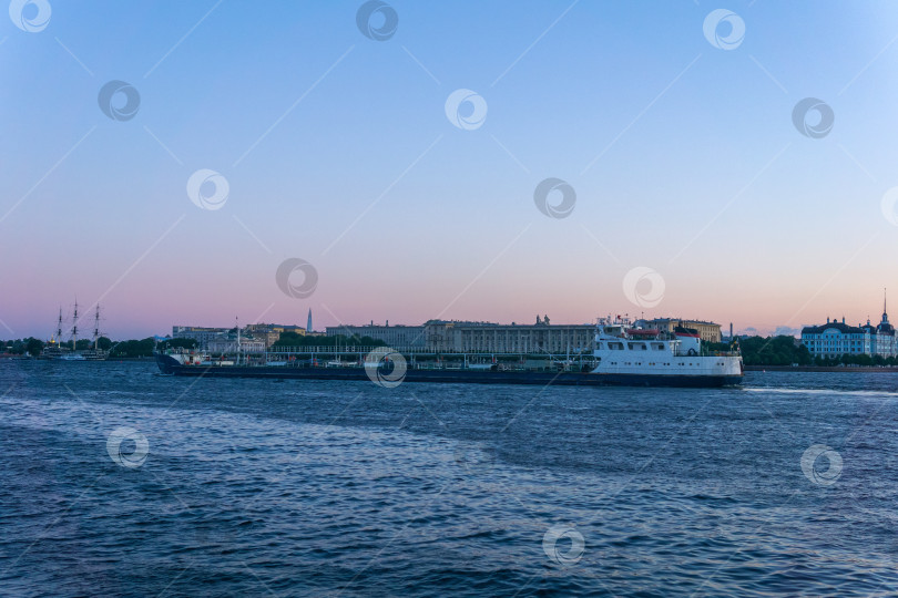 Скачать теплоход проходит по Неве в Санкт-Петербурге во время Белых ночей фотосток Ozero