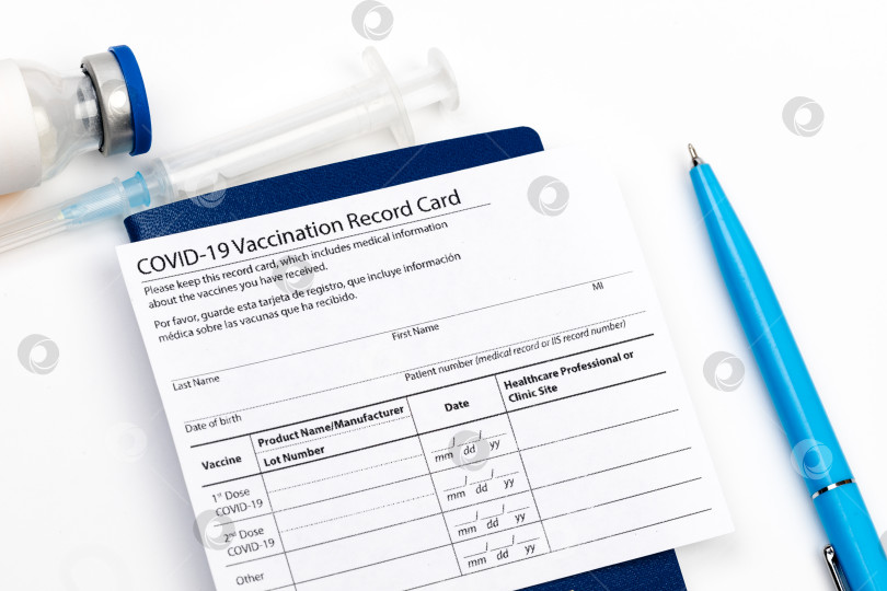 Скачать Флакон с вакциной против Covid-19, карточка вакцинации, шприц, ручка с концепцией вакцинации против коронавируса. - Изображение фотосток Ozero