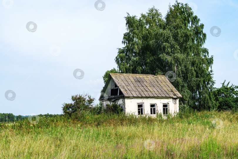 Скачать Старый заброшенный дом на обочине дороги фотосток Ozero