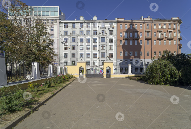 Скачать Старый многоквартирный дом в центре Москвы. фотосток Ozero