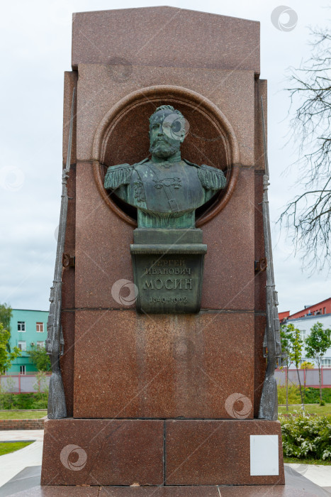 Скачать Тула, Россия - мая 12, 2024- Памятник Сергею Ивановичу Мосину фотосток Ozero