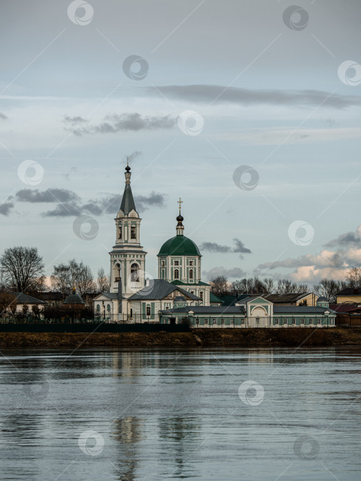 Скачать на берегу реки фотосток Ozero