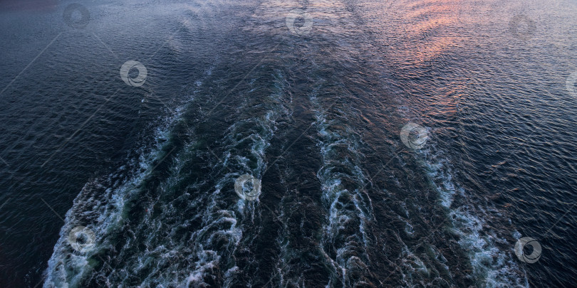 Скачать Вид сзади с корабля на море и закат. фотосток Ozero