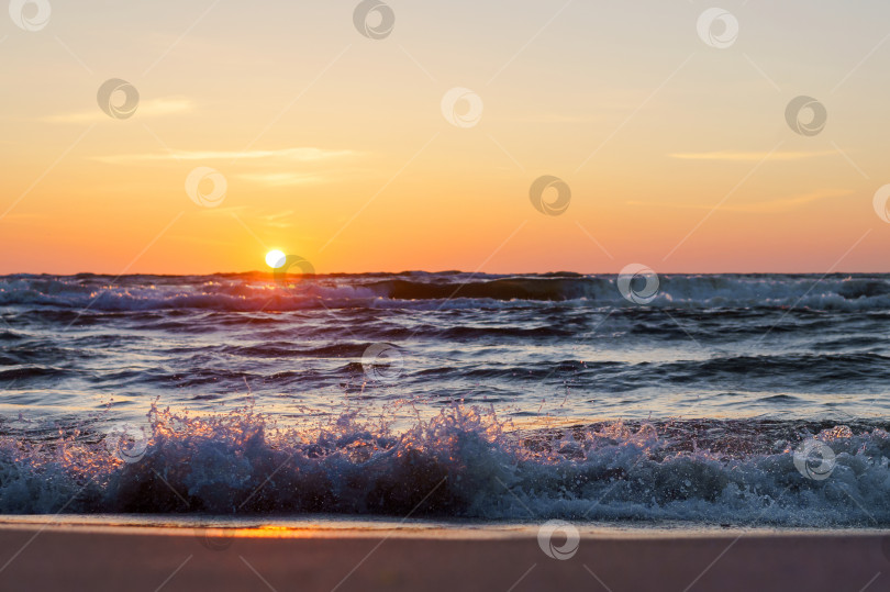 Скачать Закат над морем. Отражение солнечного света в морских волнах. Небо в лучах заката. Балтийское море. фотосток Ozero