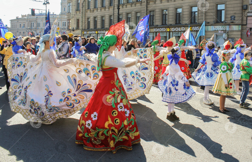 Скачать Танцующие девушки в национальных костюмах. фотосток Ozero