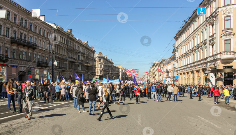 Скачать Толпа людей на городском проспекте. фотосток Ozero