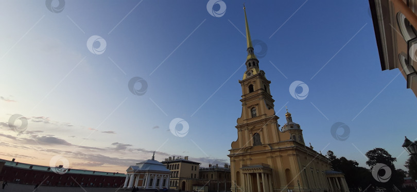 Скачать Вид на Петропавловскую крепость в Санкт-Петербурге на закате фотосток Ozero