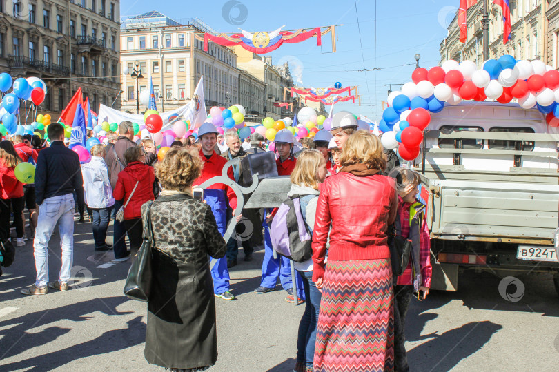 Скачать Люди на праздничном проспекте города. фотосток Ozero