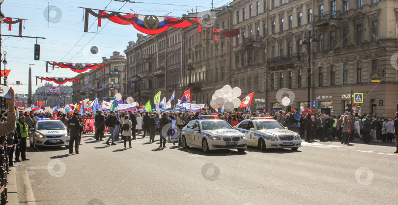 Скачать Демонстрацию возглавляли полицейские машины. фотосток Ozero