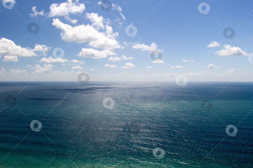 Скачать Лазурная морская вода под голубым облачным небом фотосток Ozero