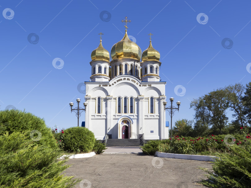 Скачать Православная церковь Храм с золотыми куполами фотосток Ozero