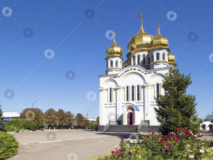 Скачать Православная церковь Храм с золотыми куполами фотосток Ozero