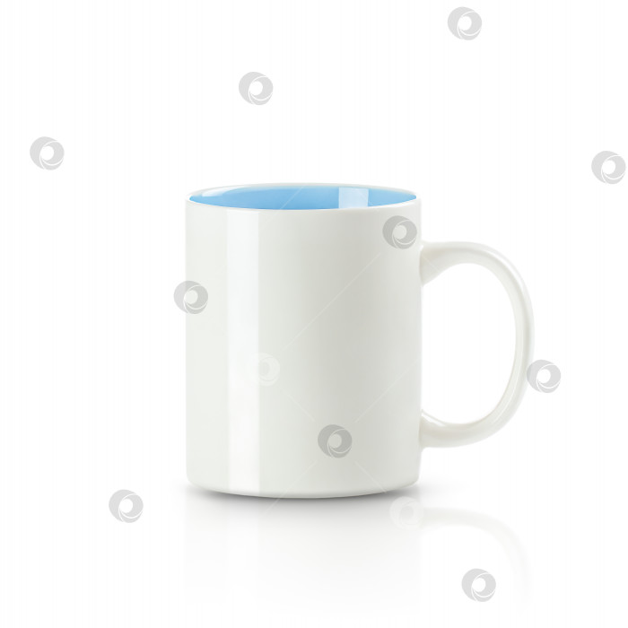 Скачать Пустая белая чашка с синей внутренней частью, выделенная на белом фоне мягкой тенью и отражением фотосток Ozero