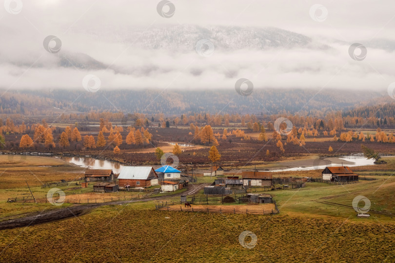 Скачать Российская глубинка, далекая осенняя деревня. фотосток Ozero