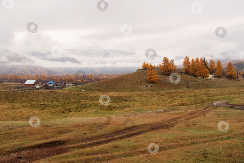 Скачать Российская глубинка, далекая осенняя деревня. фотосток Ozero