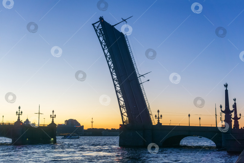 Скачать поднятый Литейный мост в Санкт-Петербурге белой ночью фотосток Ozero