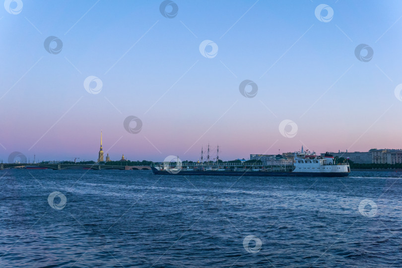 Скачать теплоход проходит по Неве в Санкт-Петербурге во время Белых ночей фотосток Ozero