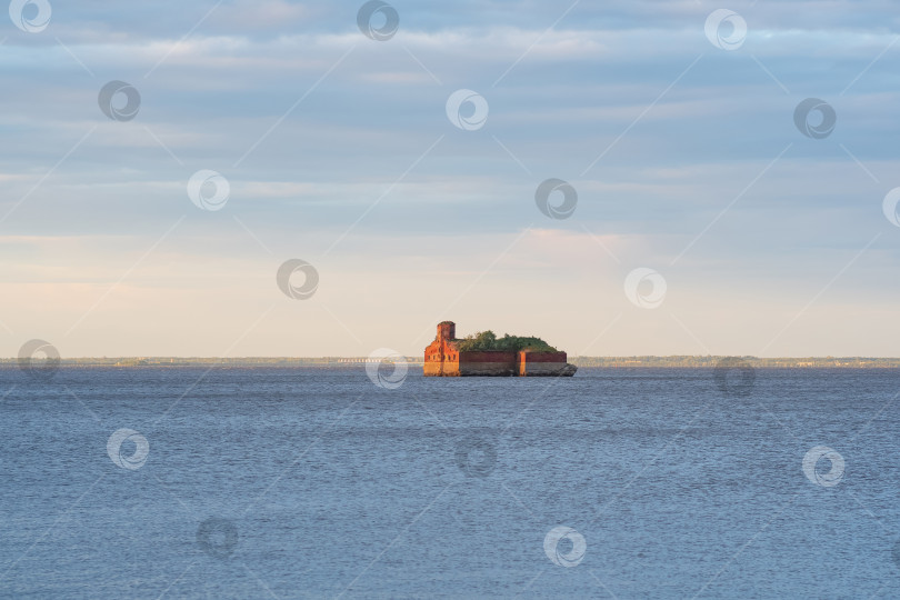 Скачать древний морской форт в Балтийском море на закате фотосток Ozero