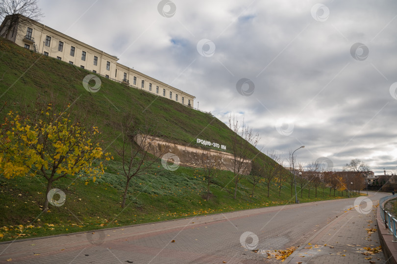 Скачать Гродно, Беларусь, 11/16/2023: Дорога около реки Неман фотосток Ozero