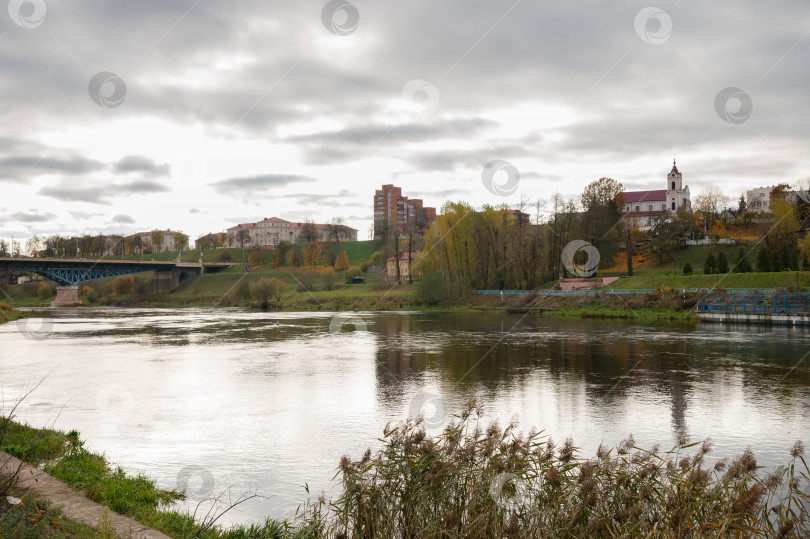 Скачать Гродно, Беларусь, 11/16/2023: Вид на берег реки фотосток Ozero