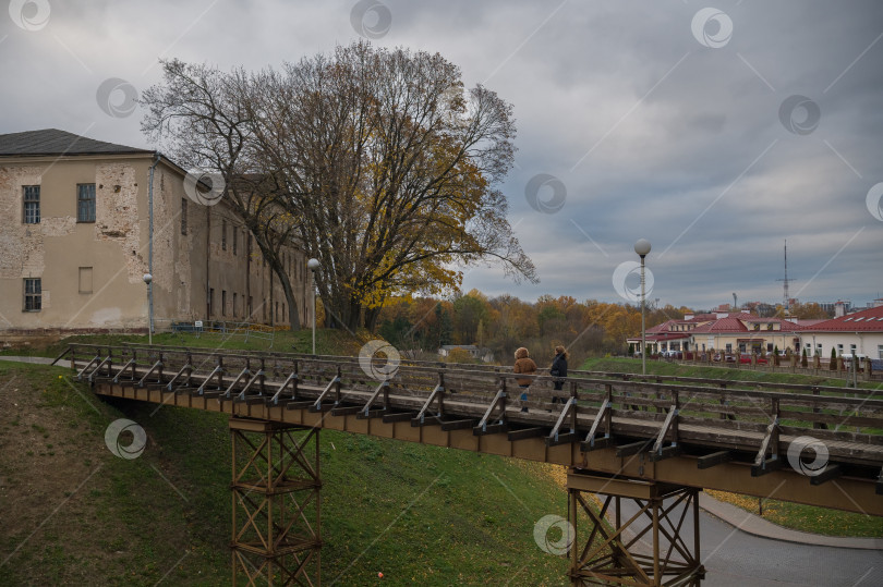 Скачать Гродно, Беларусь, 11/16/2023: Мост к Старому замку в Гродно фотосток Ozero