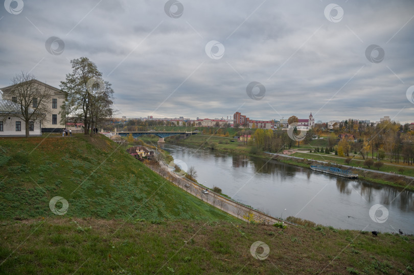 Скачать Гродно, Беларусь, 11/16/2023: Вид на берег реки Неман фотосток Ozero