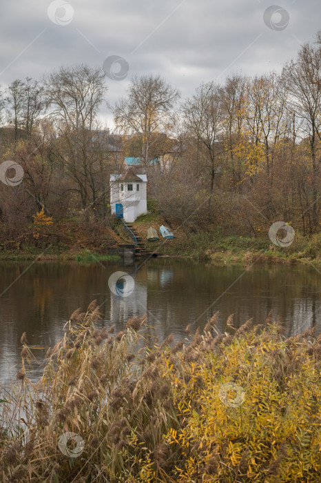 Скачать Гродно, Беларусь, 11/16/2023: Дом на берегу реки Неман фотосток Ozero