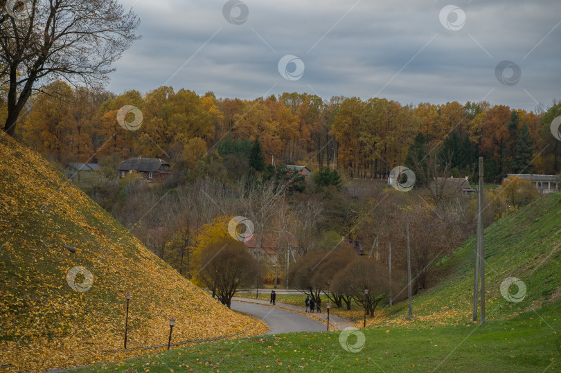 Скачать Осенняя дорога между холмами фотосток Ozero