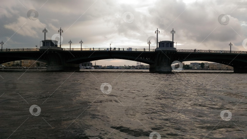 Скачать Вид на мост Санкт-Петербурга с реки в пасмурный день фотосток Ozero