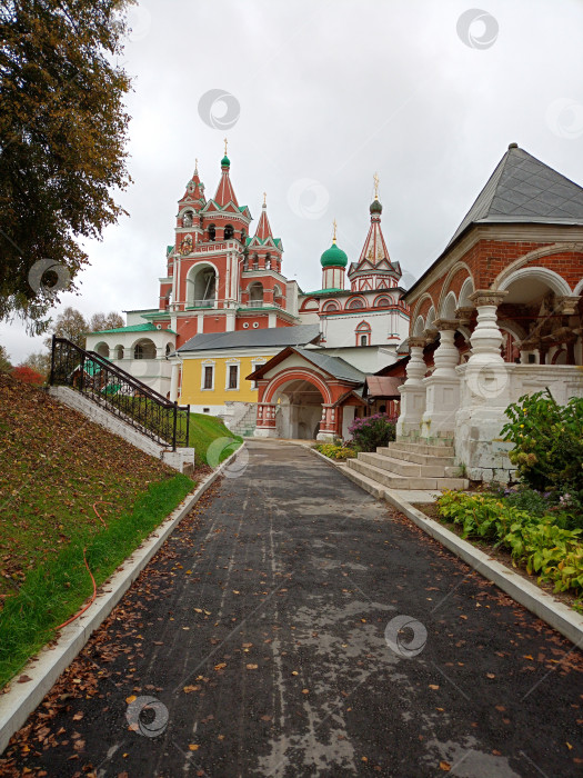 Скачать Саввино-Сторожевский монастырь в Звенигороде, вид на колокольню, колокольня, лестница с перилами фотосток Ozero