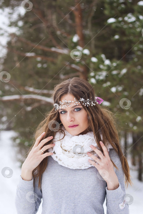 Скачать Красивая невеста в белом платье с букетом в заснеженном зимнем лесу. Портрет невесты на природе. фотосток Ozero