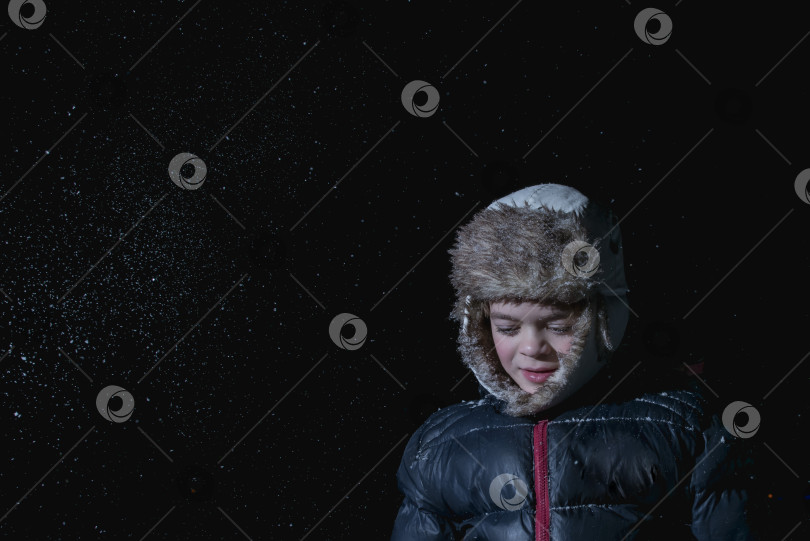 Скачать Маленький мальчик, играющий в зимнюю погоду фотосток Ozero