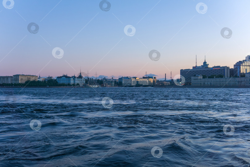 Скачать городской пейзаж и вид на Неву в Санкт-Петербурге во время Белых ночей фотосток Ozero