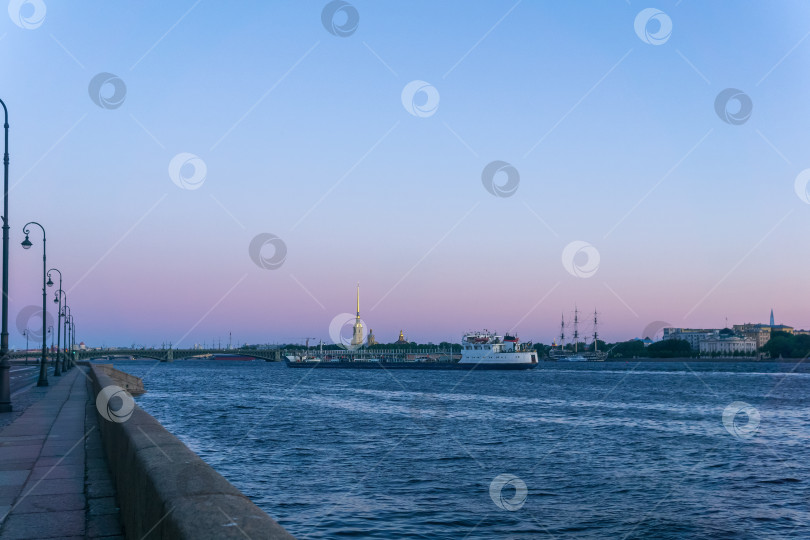 Скачать теплоход проходит по Неве в Санкт-Петербурге во время Белых ночей фотосток Ozero