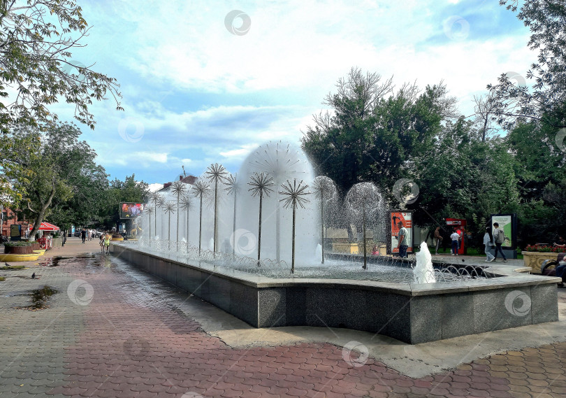 Скачать Вид на городской фонтан "Одуванчики" на центральной площади города фотосток Ozero