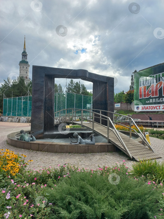 Скачать Фонтан в виде открытой книги в городе Златоуст, Челябинская область, Россия фотосток Ozero