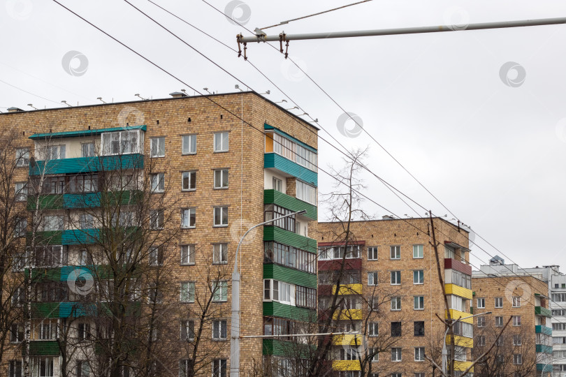 Скачать Прочное кирпичное здание с балконом, украшающим его верхнюю часть фотосток Ozero