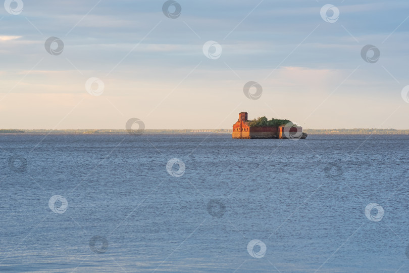 Скачать древний морской форт в Балтийском море на закате фотосток Ozero