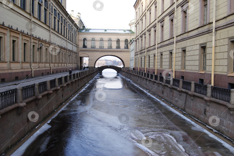 Скачать Россия, Санкт-Петербург - 2.01.2016. Арка над Зимней канавкой. фотосток Ozero