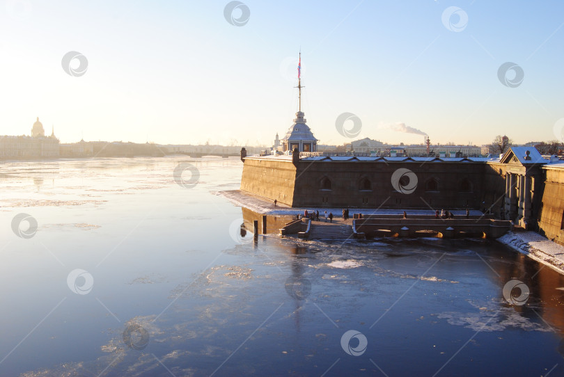 Скачать Россия, Санкт-Петербург - 29.12.2015. Невская куртина Петропавловской крепости фотосток Ozero