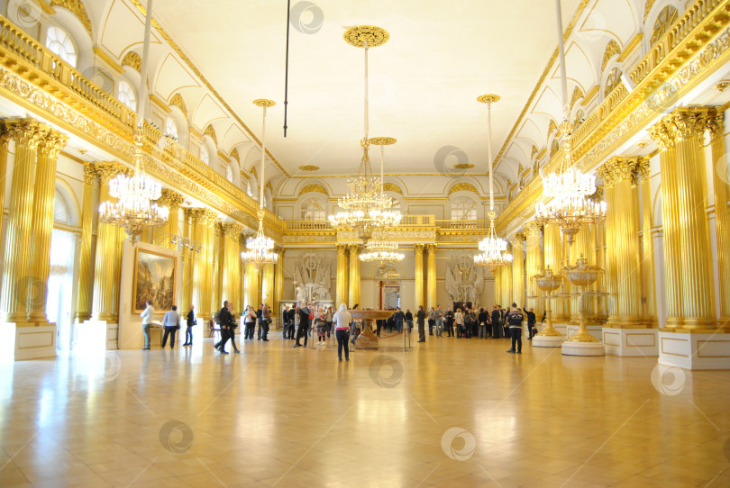 Скачать Россия, Санкт-Петербург - 5.01.2016. Гербовый зал эрмитажа фотосток Ozero