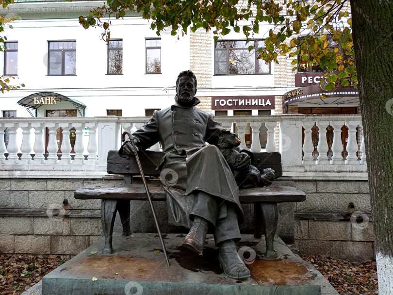 Скачать Бронзовая скульптура, памятник писателю А.П. Чехову в Звенигороде фотосток Ozero