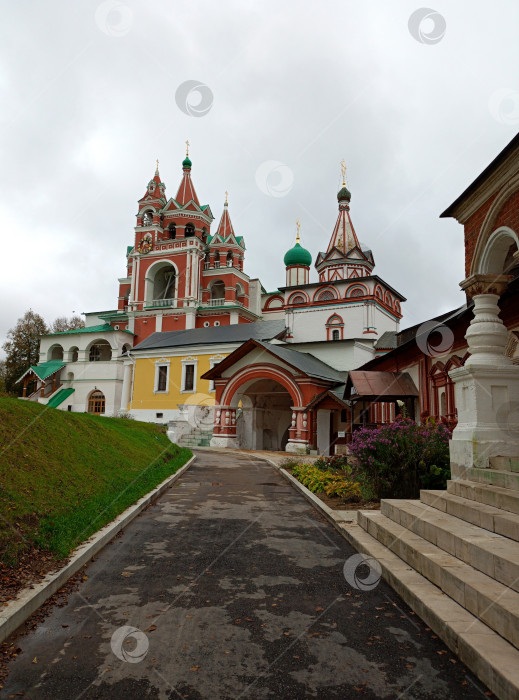 Скачать Саввино-Сторожевский монастырь, дорога к звоннице, колокольне в Звенигороде фотосток Ozero