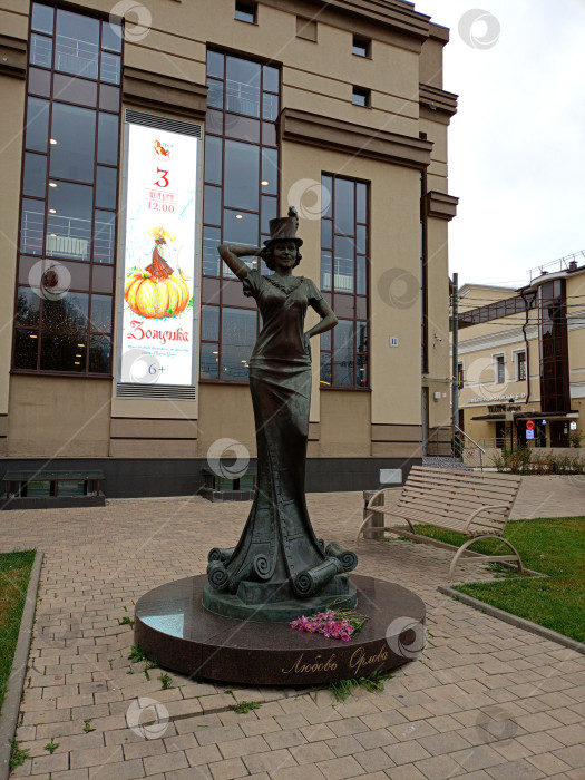 Скачать Бронзовая скульптура, памятник актрисе Любови Орловой в Звенигороде фотосток Ozero