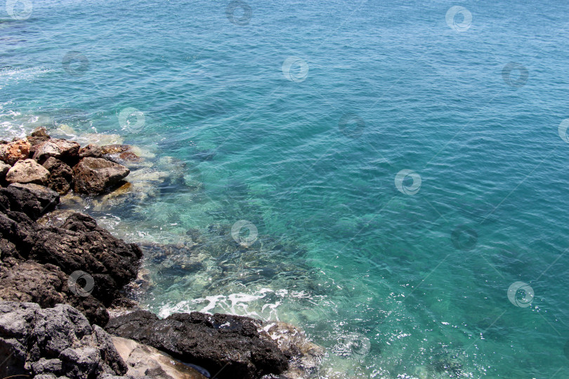 Скачать красивый фон скалистого берега с чистой лазурной водой моря или оекеана фотосток Ozero